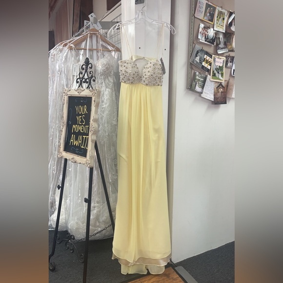 BRAND NEW 2023 PROM DRESS!! - Picture 2 of 3